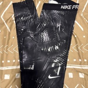 Nike pro women’s Dynamic Black and White Leggings
